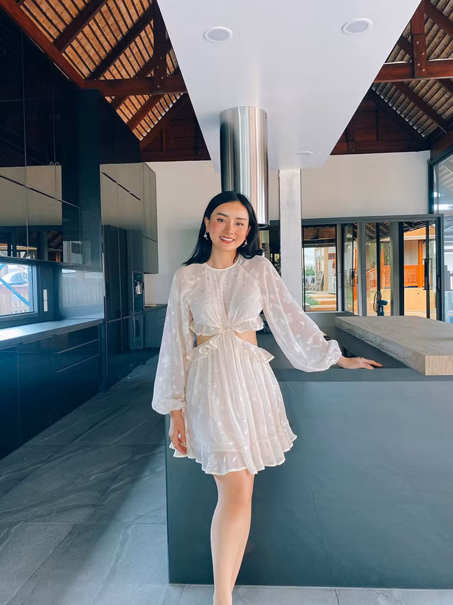 Theo chia sẻ của cô, căn bếp này có diện tích 76m2 và tổng chi phí đầu tư cho đồ bếp, hệ tủ và cải tạo là 3,7 tỷ đồng. Đây là con số khiến ai cũng choáng ngợp bởi độ hoành tráng của nó.