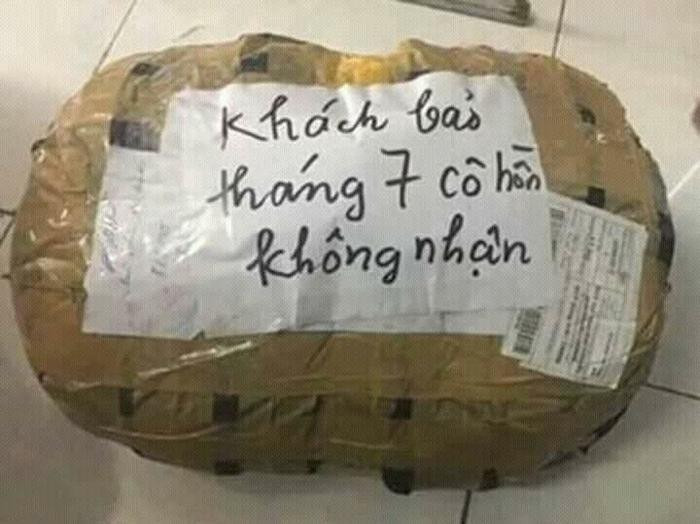 Shipper kém may mắn gặp phải khách hàng kiêng "tháng cô hồn" hơi quá.