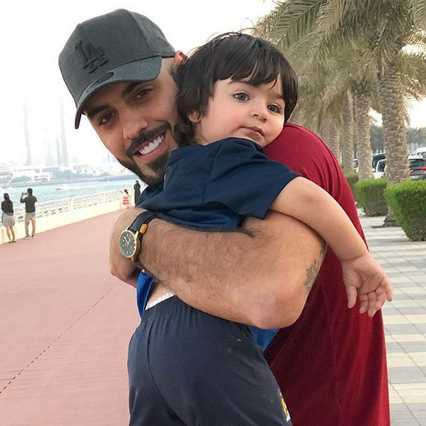 Trên các trang mạng xã hội, chàng trai Ả Rập thường xuyên chia sẻ hình ảnh thường ngày của mình với con trai và vợ.