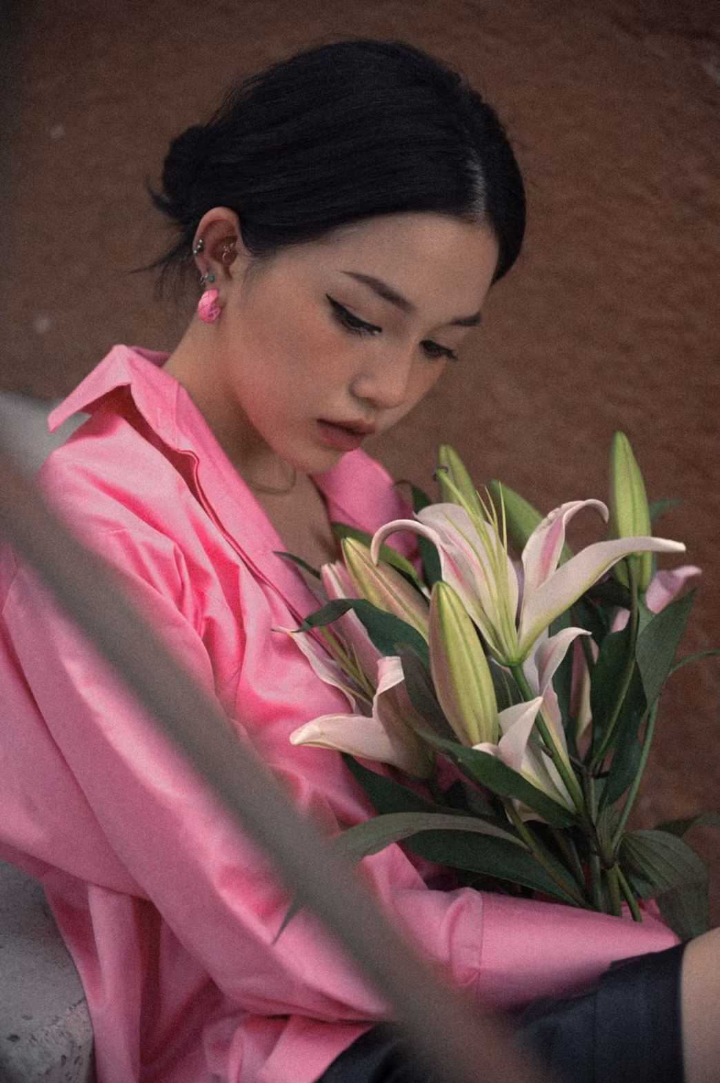 Linh Ngọc Đàm vốn gắn liền với hình ảnh cá tính, gợi cảm, trẻ trung xoay quanh những item hiện đại như áo crop top, quần jeans, quần ống suông, áo blazer...