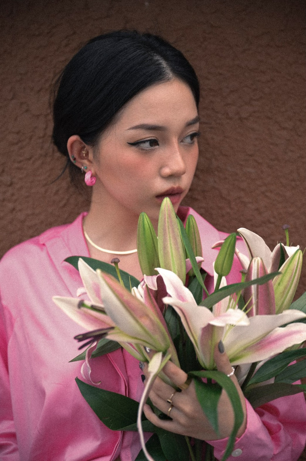 Ngoài ra, không ít cư dân mạng còn nhận xét Linh Ngọc Đàm như "già trước tuổi" trong bộ ảnh này, nhưng lại tạo cảm giác vừa cá tính lại vừa ngọt ngào.