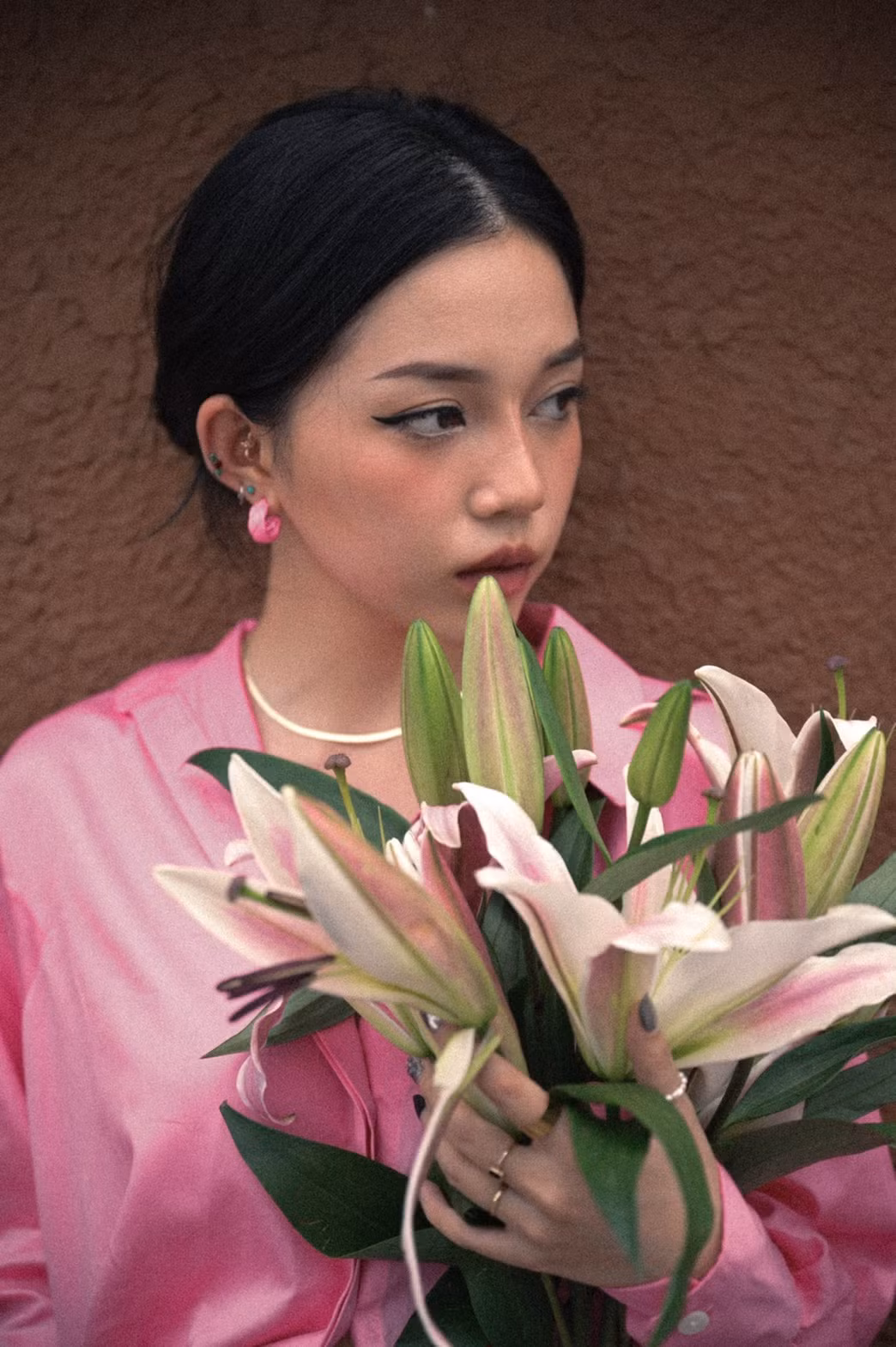 Ngoài ra, không ít cư dân mạng còn nhận xét Linh Ngọc Đàm như "già trước tuổi" trong bộ ảnh này, nhưng lại tạo cảm giác vừa cá tính lại vừa ngọt ngào.