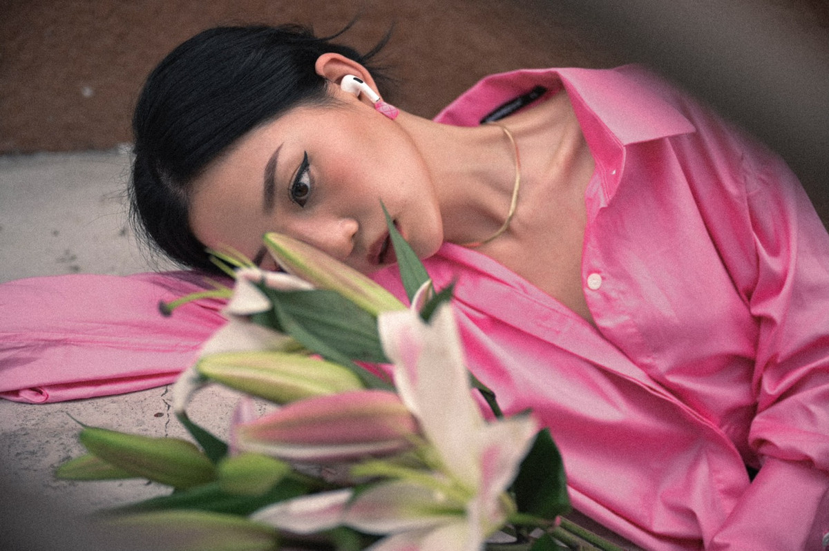 Màn đổi phong cách của Linh Ngọc Đàm khiến fans hâm mộ không khỏi bất ngờ, trong đó đáng chú ý nhất là lời nhận xét của Xoài Non, nàng hot girl 2K gọi vui Linh Ngọc Đàm đã đến "tuổi trung niên" vì trước đó nàng streamer từng thề sẽ không bao giờ mặc trang phục màu hồng.