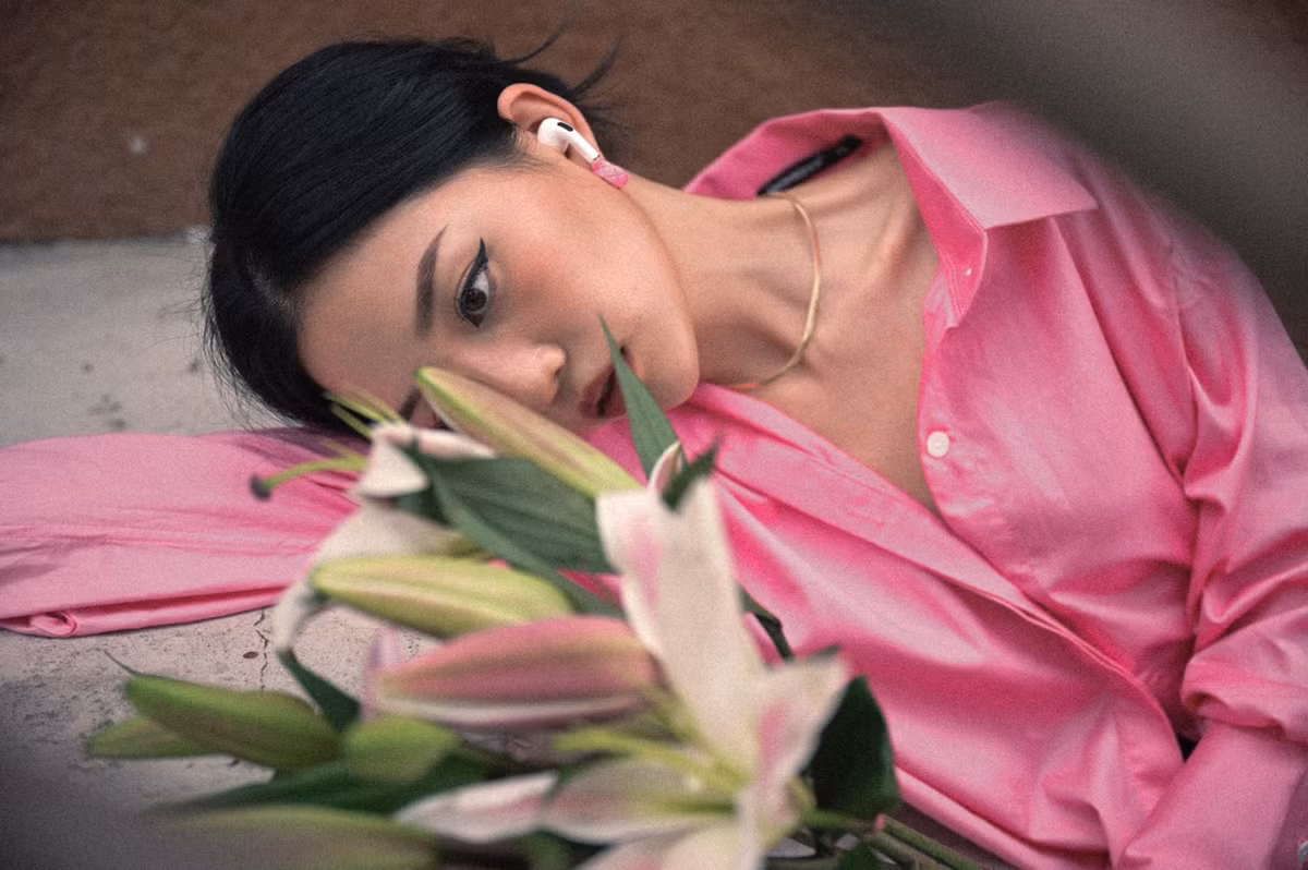 Màn đổi phong cách của Linh Ngọc Đàm khiến fans hâm mộ không khỏi bất ngờ, trong đó đáng chú ý nhất là lời nhận xét của Xoài Non, nàng hot girl 2K gọi vui Linh Ngọc Đàm đã đến "tuổi trung niên" vì trước đó nàng streamer từng thề sẽ không bao giờ mặc trang phục màu hồng.