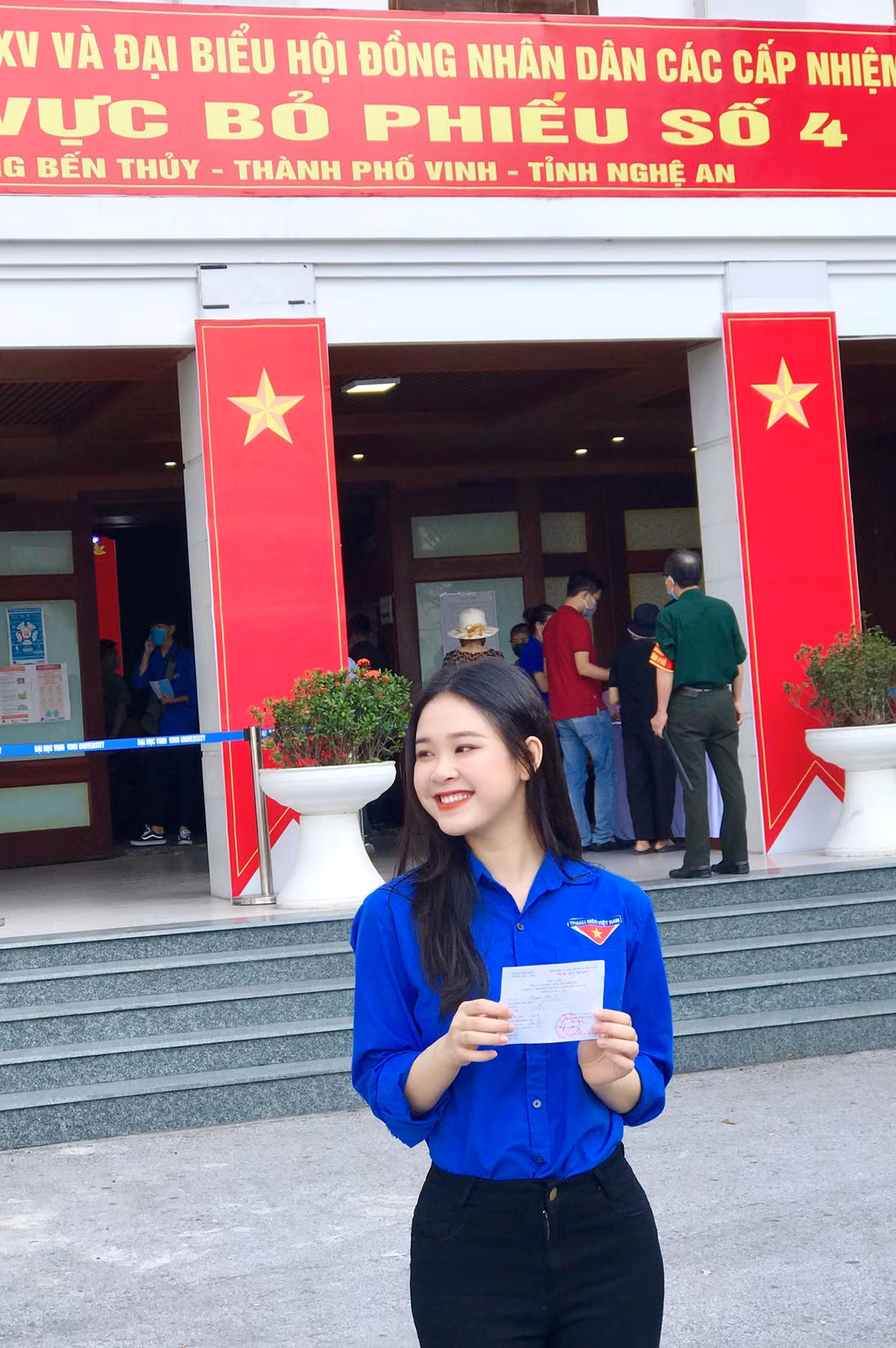 Sau khi được cư dân mạng chia sẻ nhiều, danh tính về " hot girl đi bầu cử" đã được tìm ra. Được biết, cô gái này tên là Nguyễn Thảo Vi, là Á khôi Sinh viên Việt Nam năm 2018.