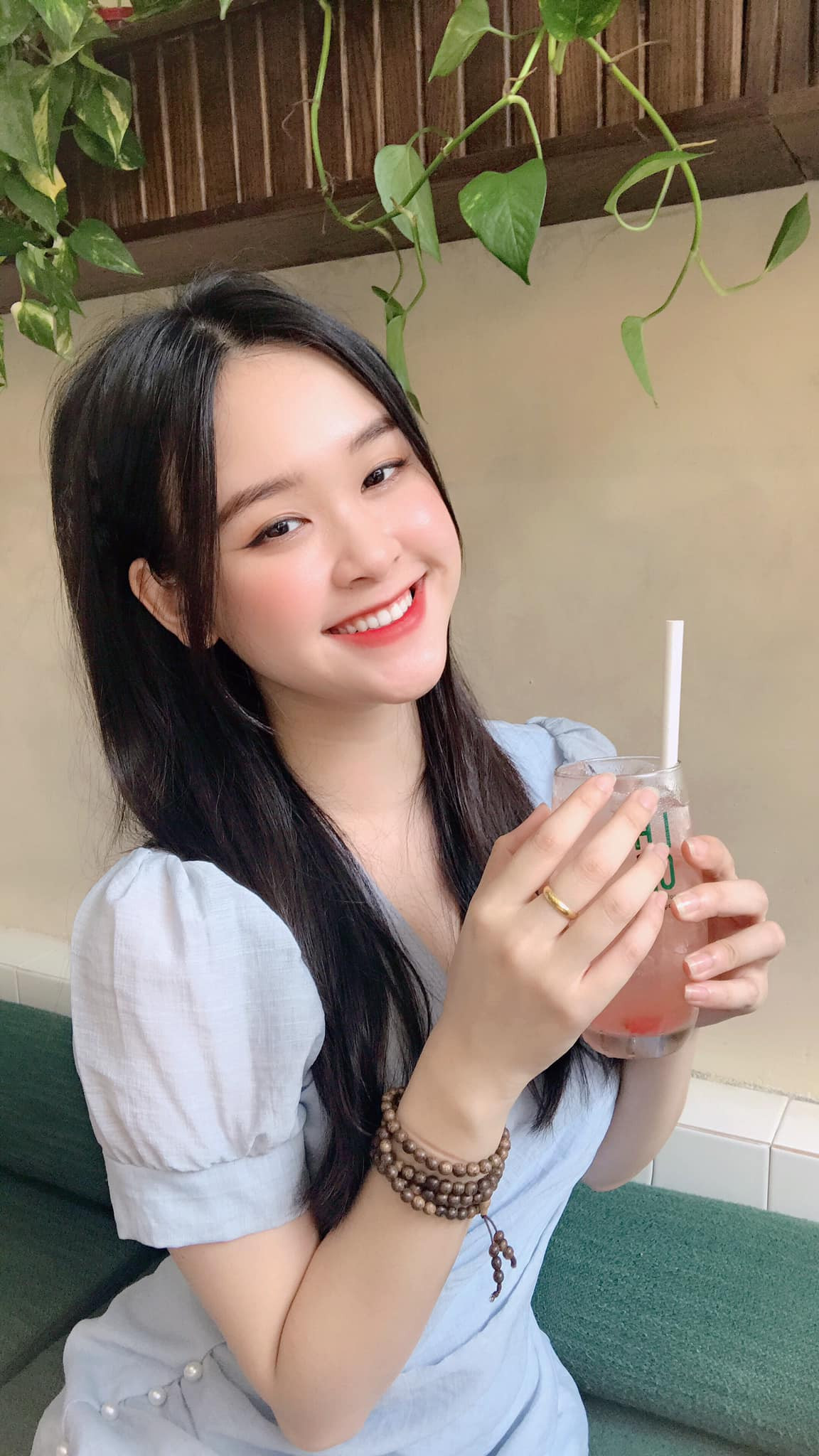 Gái xinh 2K sinh ra và lớn lên ở Hòa Bình nhưng lại theo học đại học ở Vinh, cuộc sống xa nhà cũng như việc học tập dường như đã khiến bản thân cô trở nên ᴛự lập hơn rất nhiều.