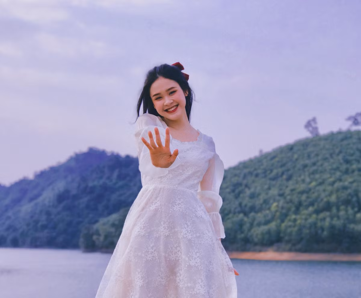 Thảo Vi cao 1m67, nặng 47kg, số đo ba vòng là 89 - 63 - 90. Nhờ sở hữu gương mặt rạng ngời, thân hình cân đối nên Vi sở hữu lượng người theo dõi trên mạng xã hội khá đông đảo.