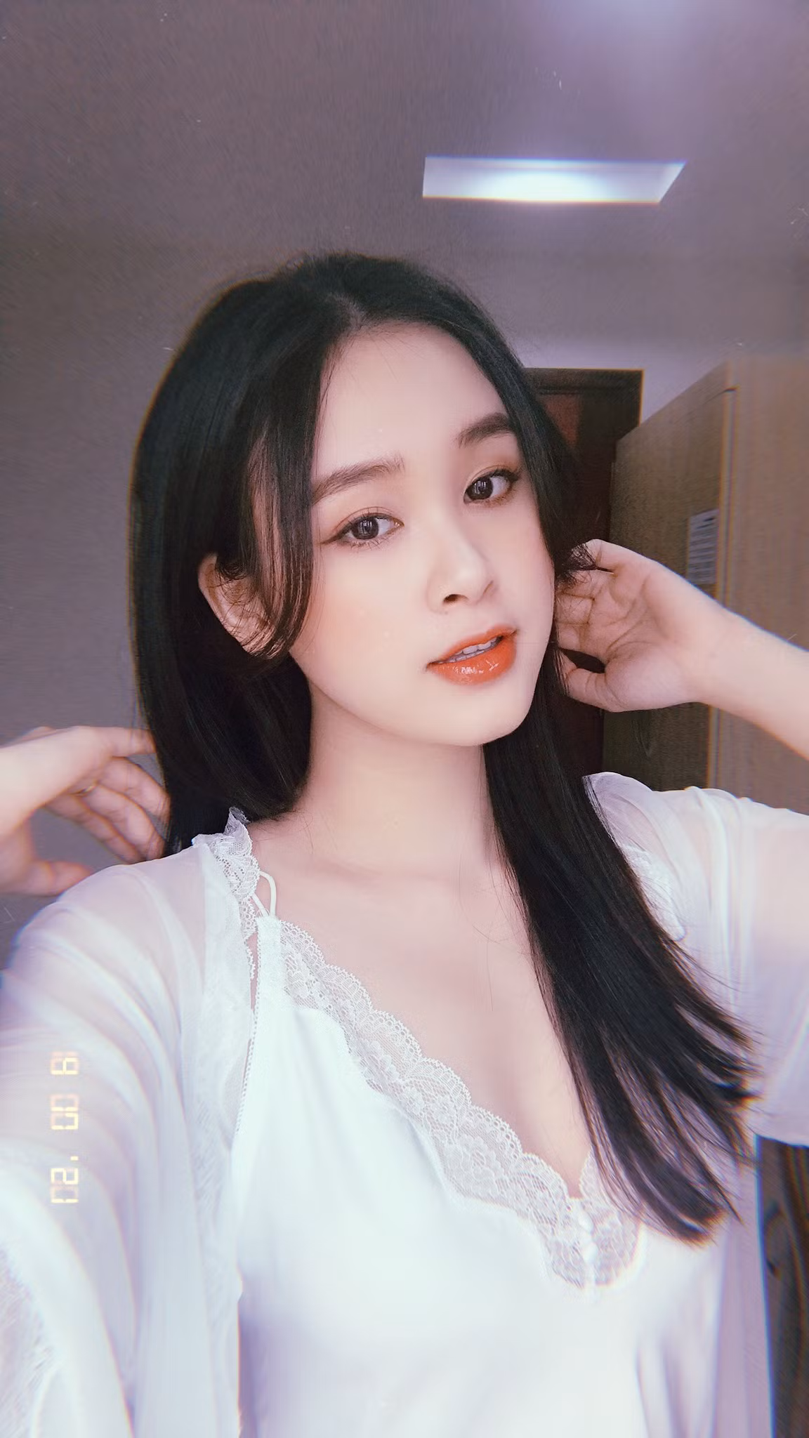Hot girl Thảo Vi gây ấn tượng bởi gương mặt trong trẻo, tươi sáng, đặc biệt cô còn tạo thiện cảm với người đối diện nhờ nụ cười duyên.