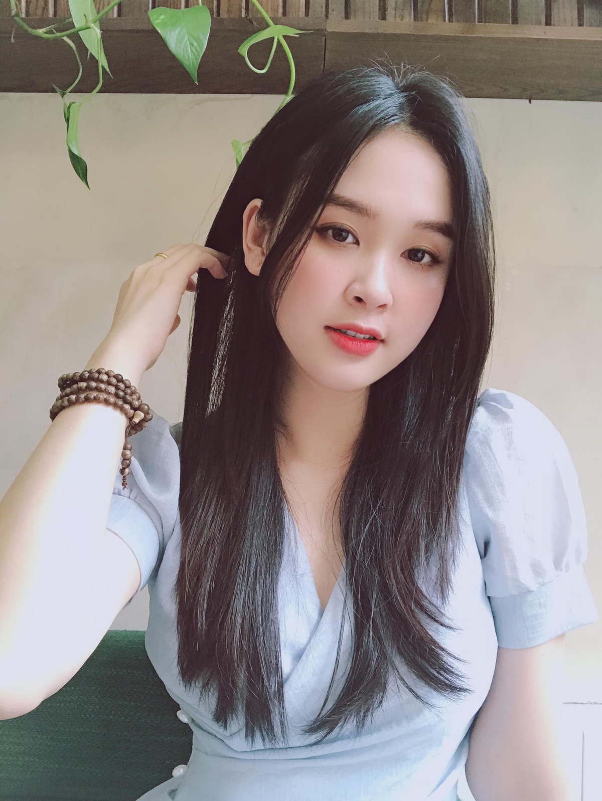 Nguyễn Thảo Vi sinh năm 2000, cô từng là Hoa khôi Sinh viên Nghệ An và lọt vào top 30 thí sinh xuất sắc nhất cuộc thi Hoa hậu Việt Nam 2020.
