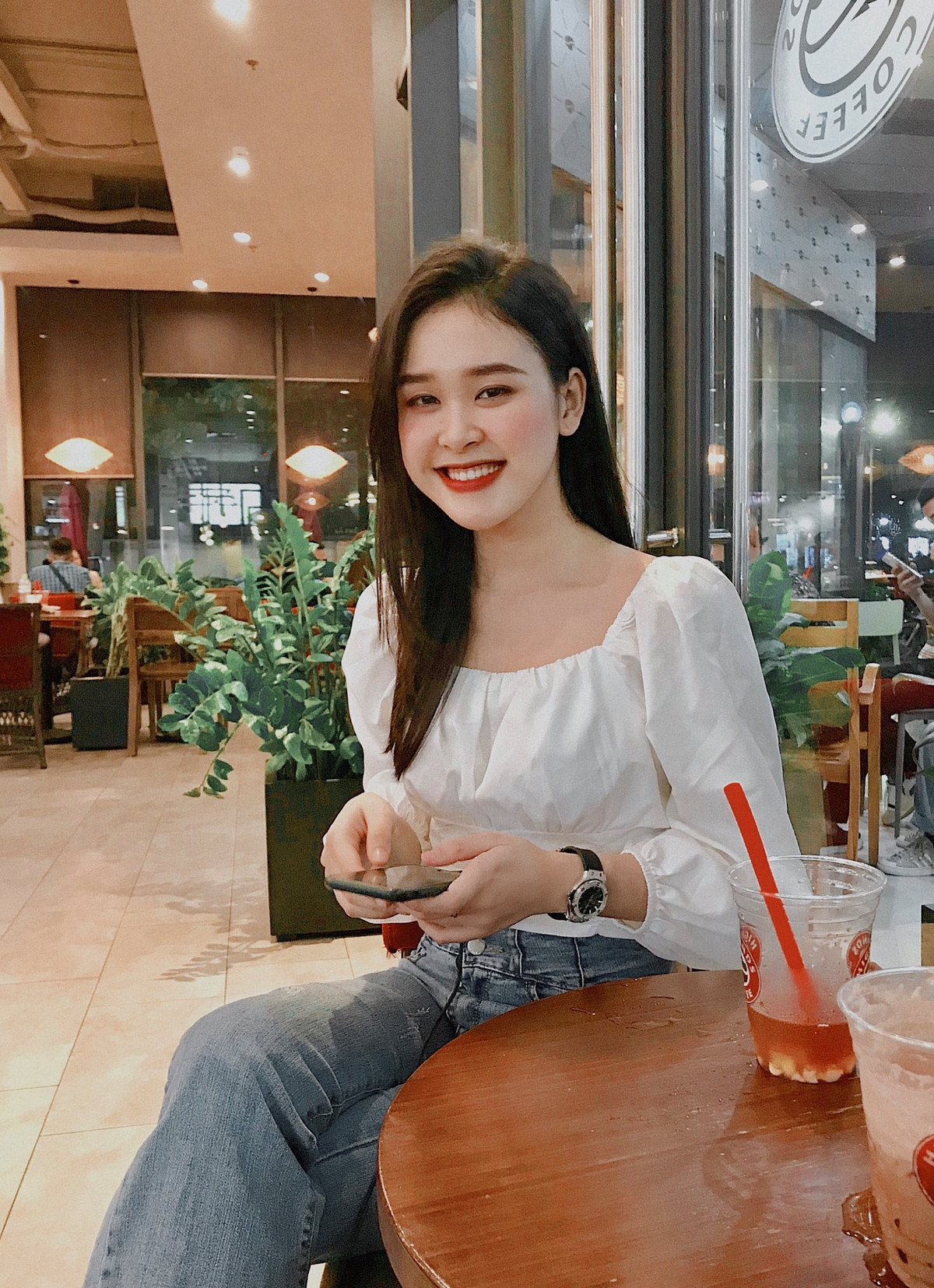 Hiện tại, cô là sinh viên của ngành Giáo ᴅụᴄ tiểu học, trường Đại học Vinh.