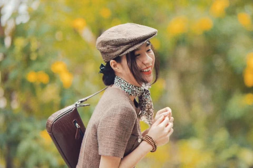 Ngoài những giờ lên lớp, cô giáo trẻ lại diện những bộ trang phục trẻ trung nhưng cũng không kém phần duyên dáng đẹp tựa thiếu nữ.