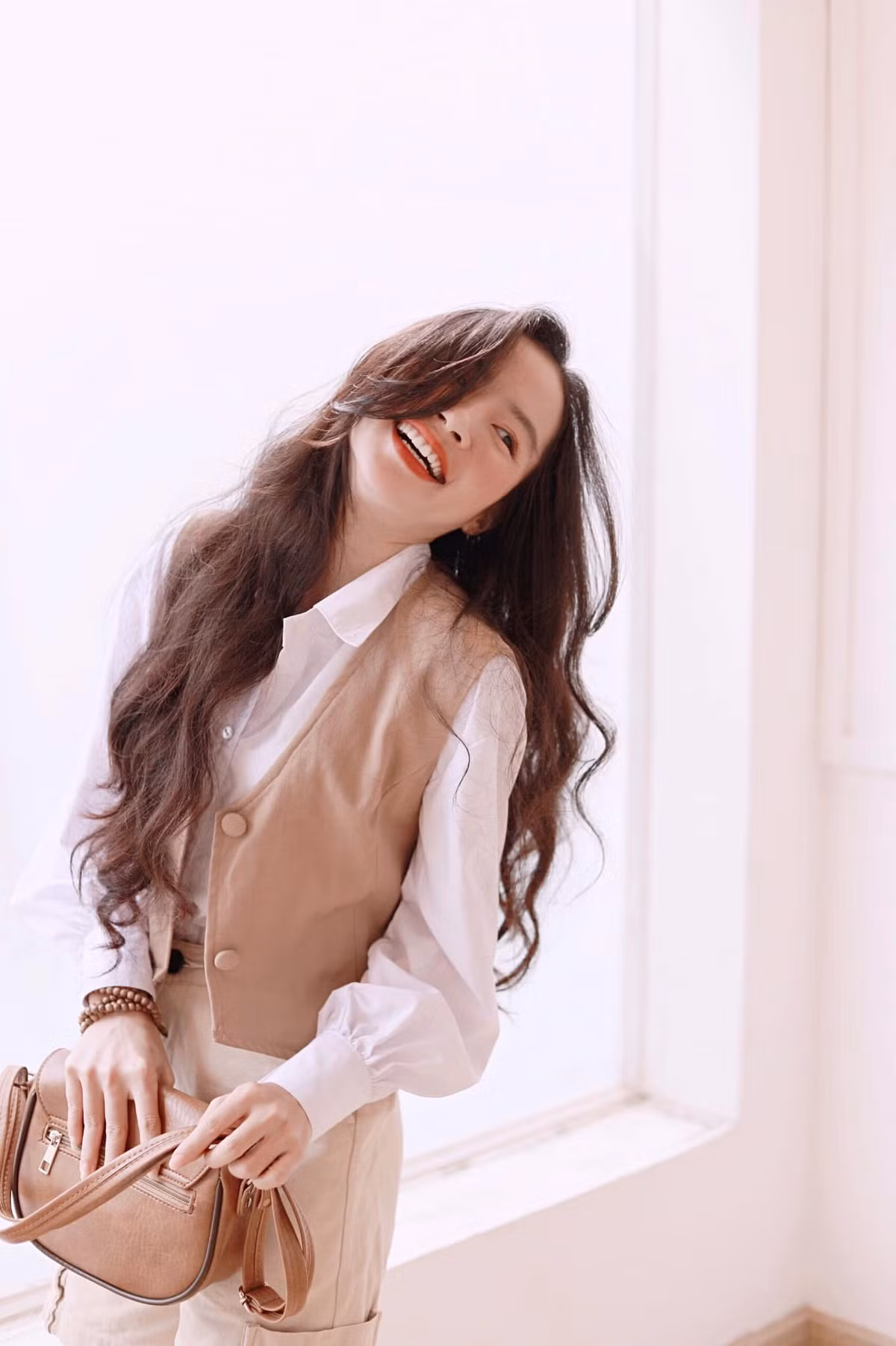 Với gu thời trang hiện đại, nhiều người thường nhầm Minh Hương vẫn là một nữ sinh vì gương mặt, vóc dáng còn quá trẻ.