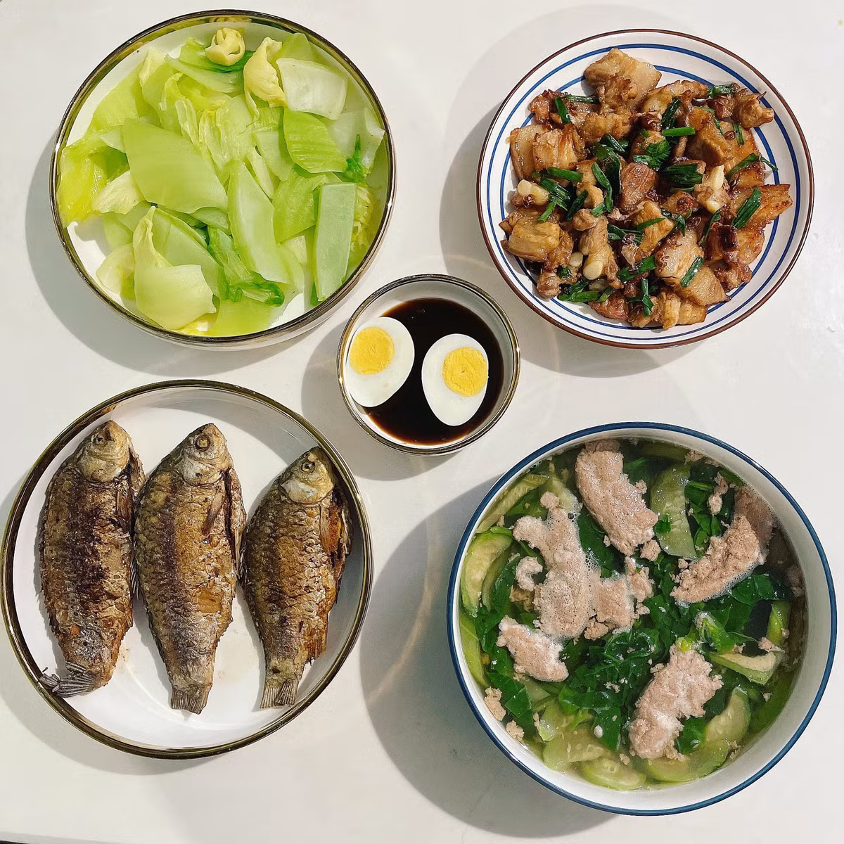 Mới đây, chị Lưu Thuý ( Hà Nội) khiến cộng đồng mạng phải trầm trồ khi khoe những mâm cơm gia đình tuyệt ngon lên MXH.