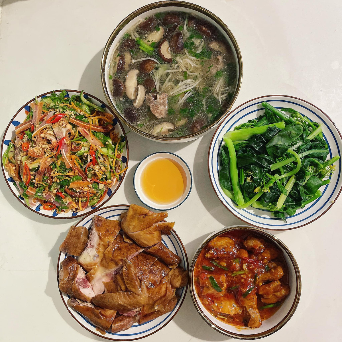 Nhìn vào bữa cơm đẹp mắt này nhiều cô gái trẻ còn tranh thủ inbox xin kinh nghiệm nấu nướng để bớt bỡ ngỡ nếu sau này về nhà chồng.