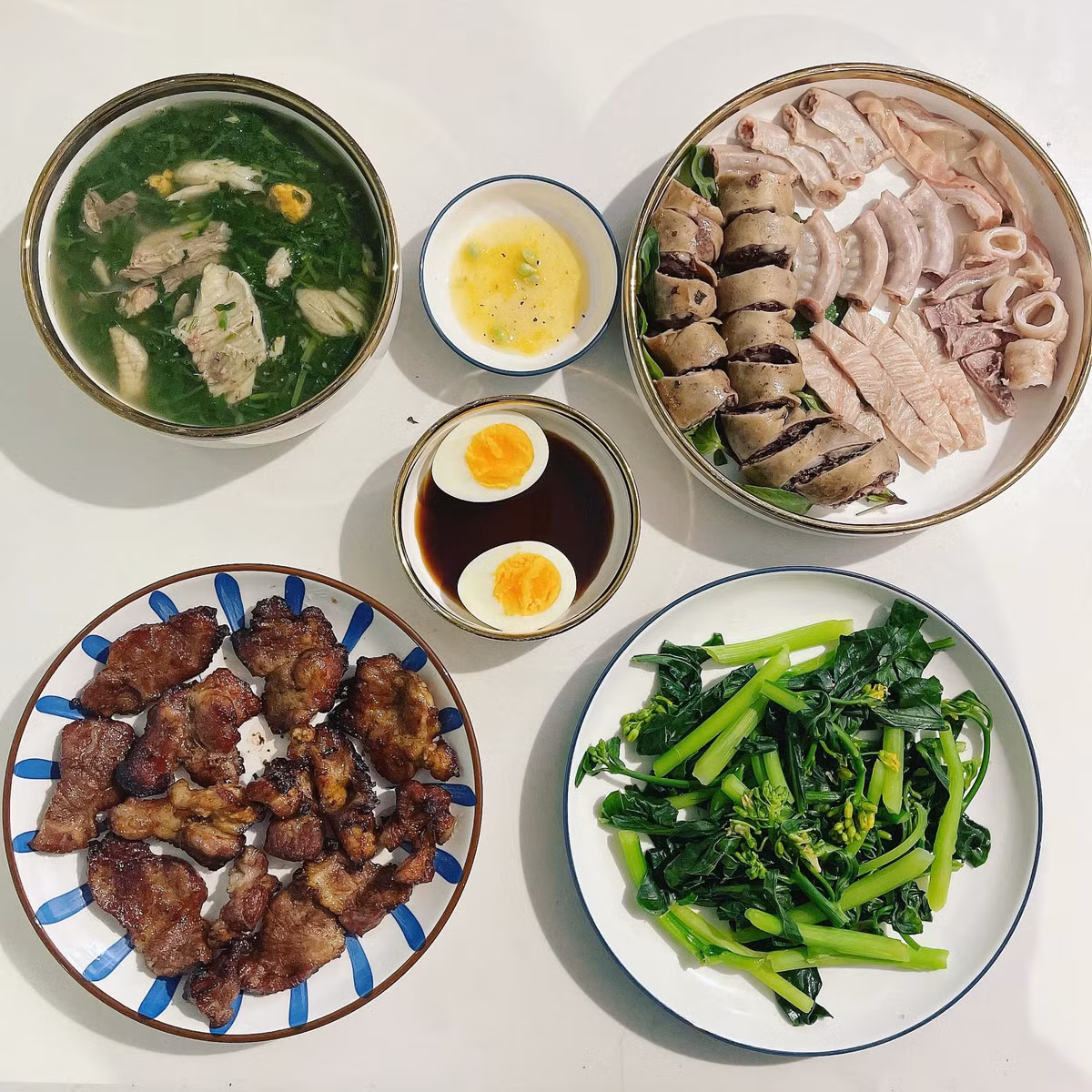 Vào bếp không chỉ để nấu ăn, với chị Lưu Thuý, đây cũng là một giải pháp giúp chị giải tỏa những căng thẳng, mệt mỏi trong công việc.