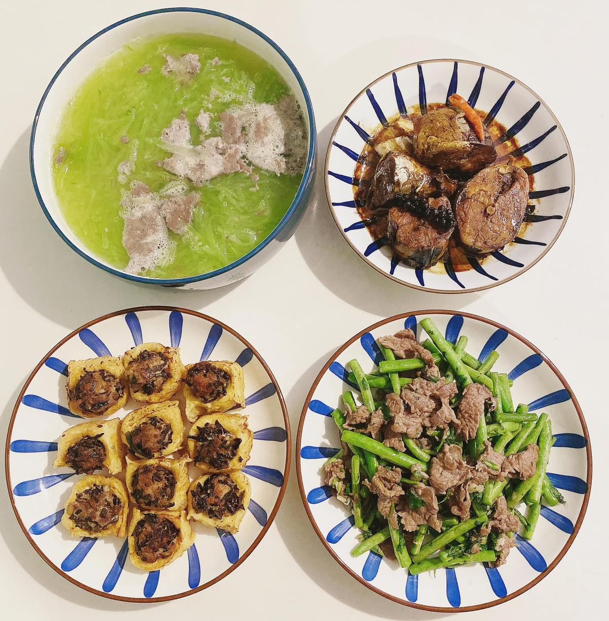 Rất nhiều chị em bày tỏ sự ngưỡng mộ trước những món ăn gia đình ngon và hấp dẫn của chị Lưu Thuý, bên cạnh đó nhiều người còn không ngại xin công thức để học theo.