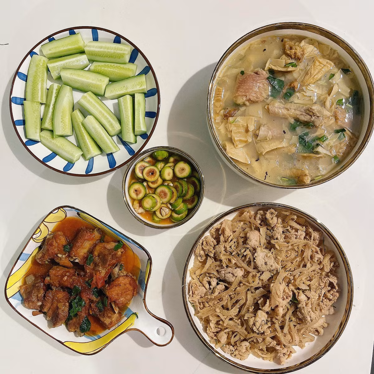 Là người đam mê nấu nướng, chị Thuý luôn yêu thích khoảng thời gian vào bếp để nấu ăn cho gia đình nhỏ của mình.