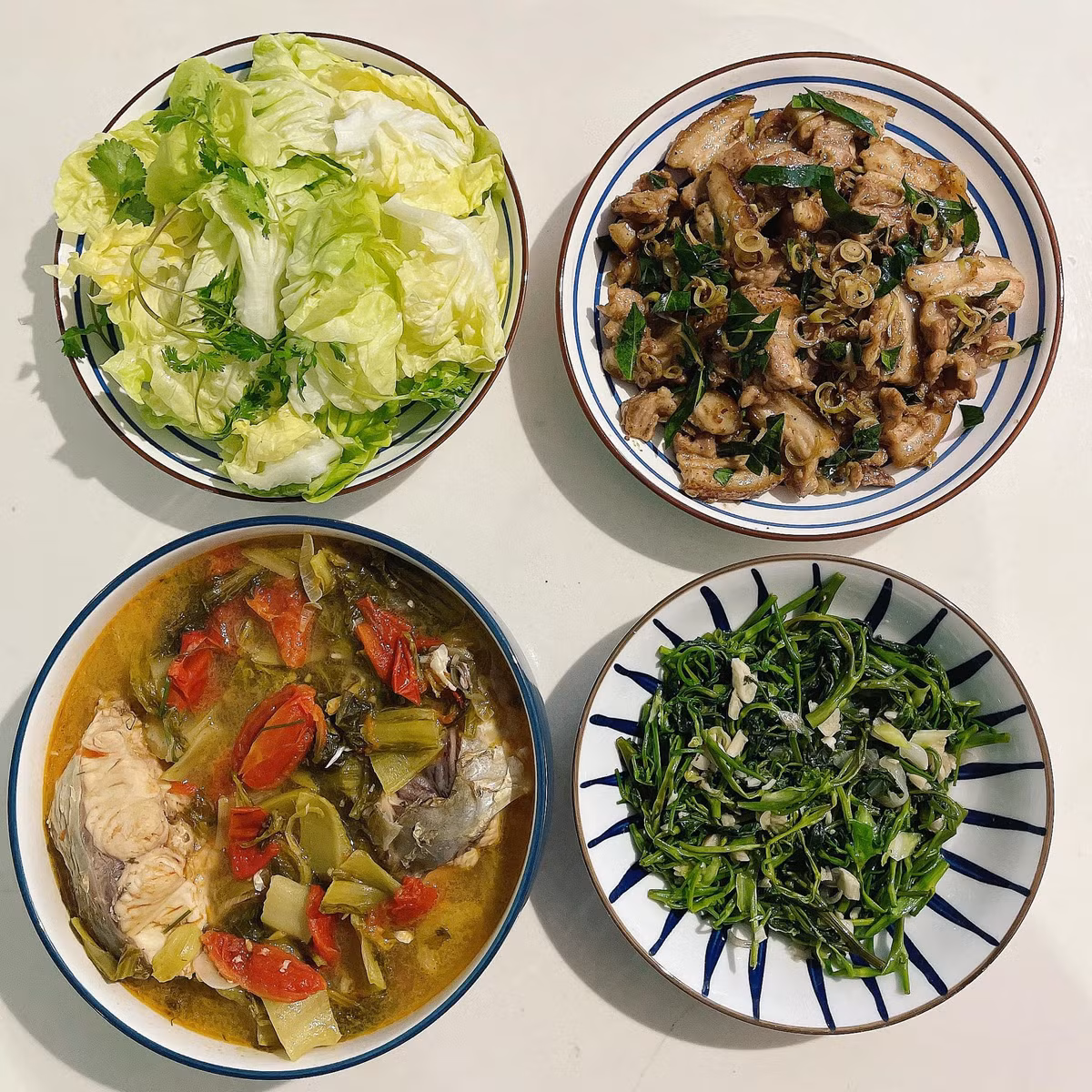 Bên dưới loạt mâm cơm của chị Thúy, cư dân mạng đã dành không ngớt lời khen. "Món ăn nhìn ngon mà trình bày cũng đẹp nữa", "Ôi chị ơi, nhìn mê quá",...là những bình luận của netizen.