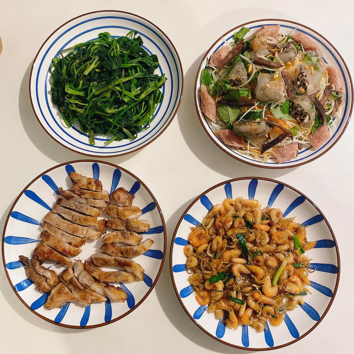 Vẫn là mấy món mà mâm cơm nhà nào cũng có như cá rán, canh cua, thịt kho, rau luộc,... nhưng qua bàn tay trang trí của chị vợ đảm này mọi thứ trông chỉn chu, thích mắt hơn hẳn.