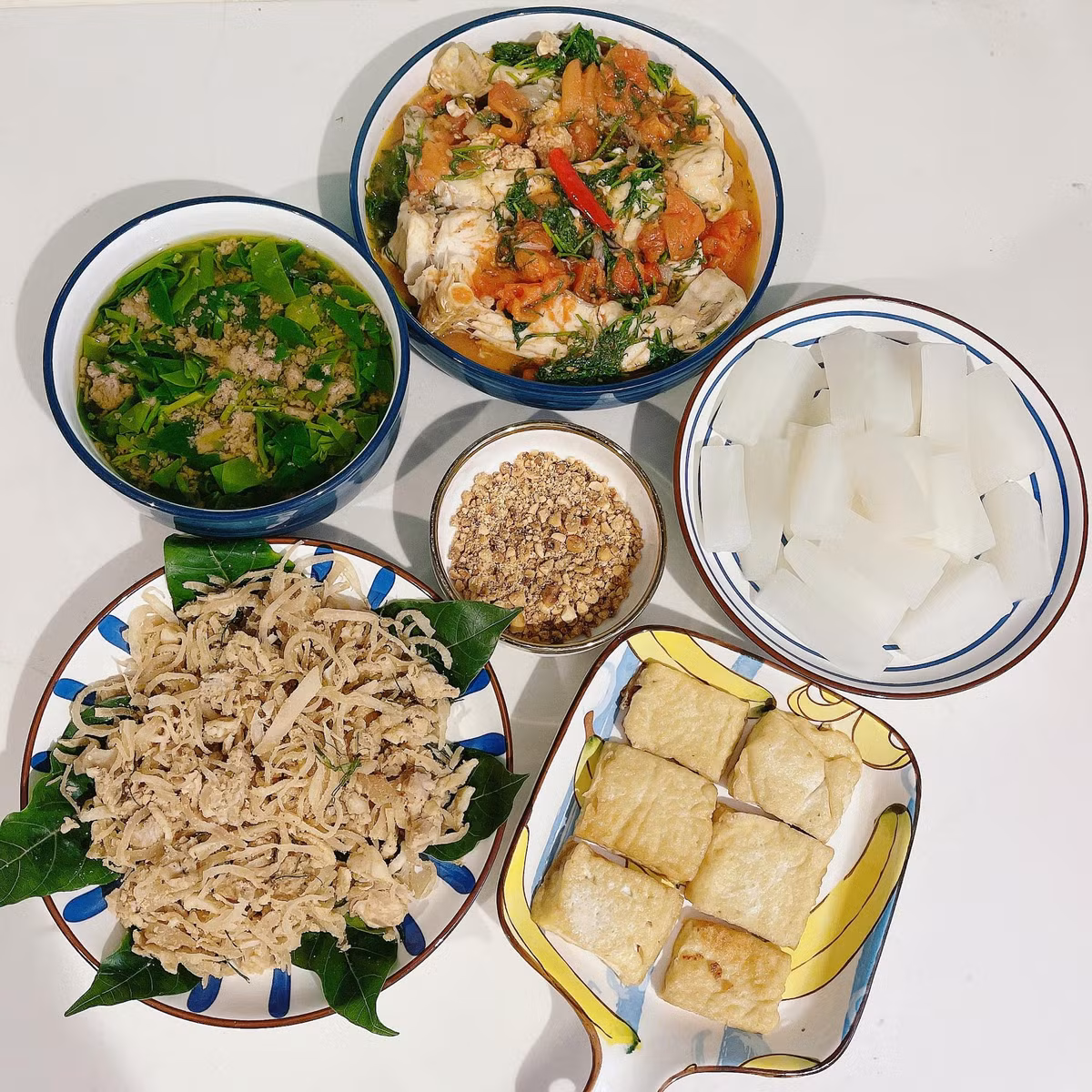 Không chỉ để ý đến cách nấu mà chị còn chú trọng vào việc trình bày các món lên mâm sao cho gọn gàng, đẹp mắt.