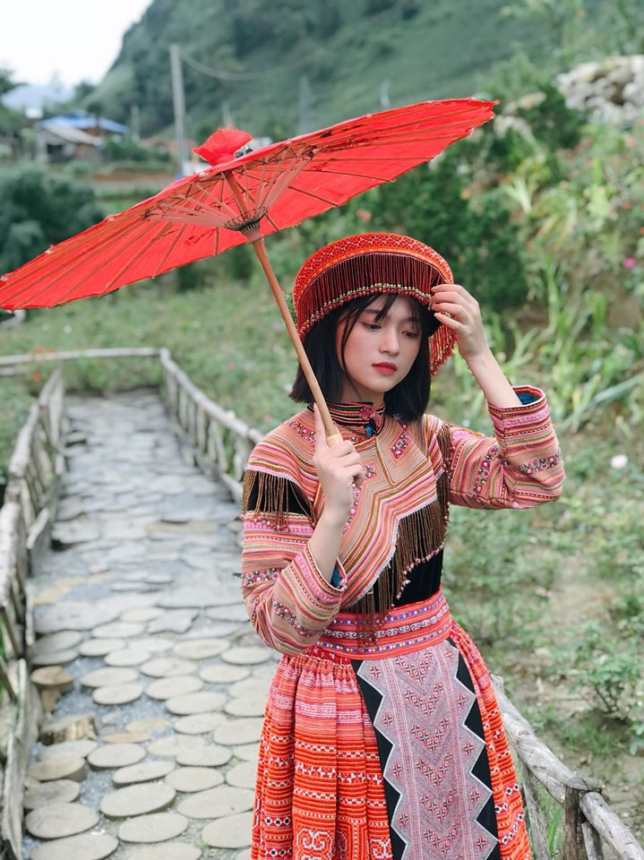 Sau hơn 1 năm nổi tiếng từ bức ảnh thẻ, Hương Ly hiện tại ngày càng xinh đẹp, đằm thắm.