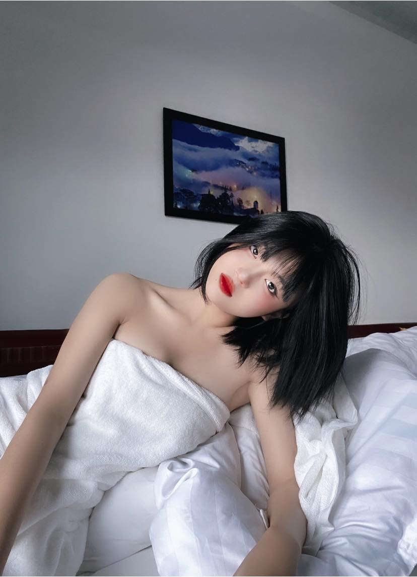 Dù đã mạnh dạn hơn trong việc lựa chọn trang phục, thế nhưng không thể phủ nhận được nhan sắc của Hương Ly vẫn xinh đẹp như xưa.