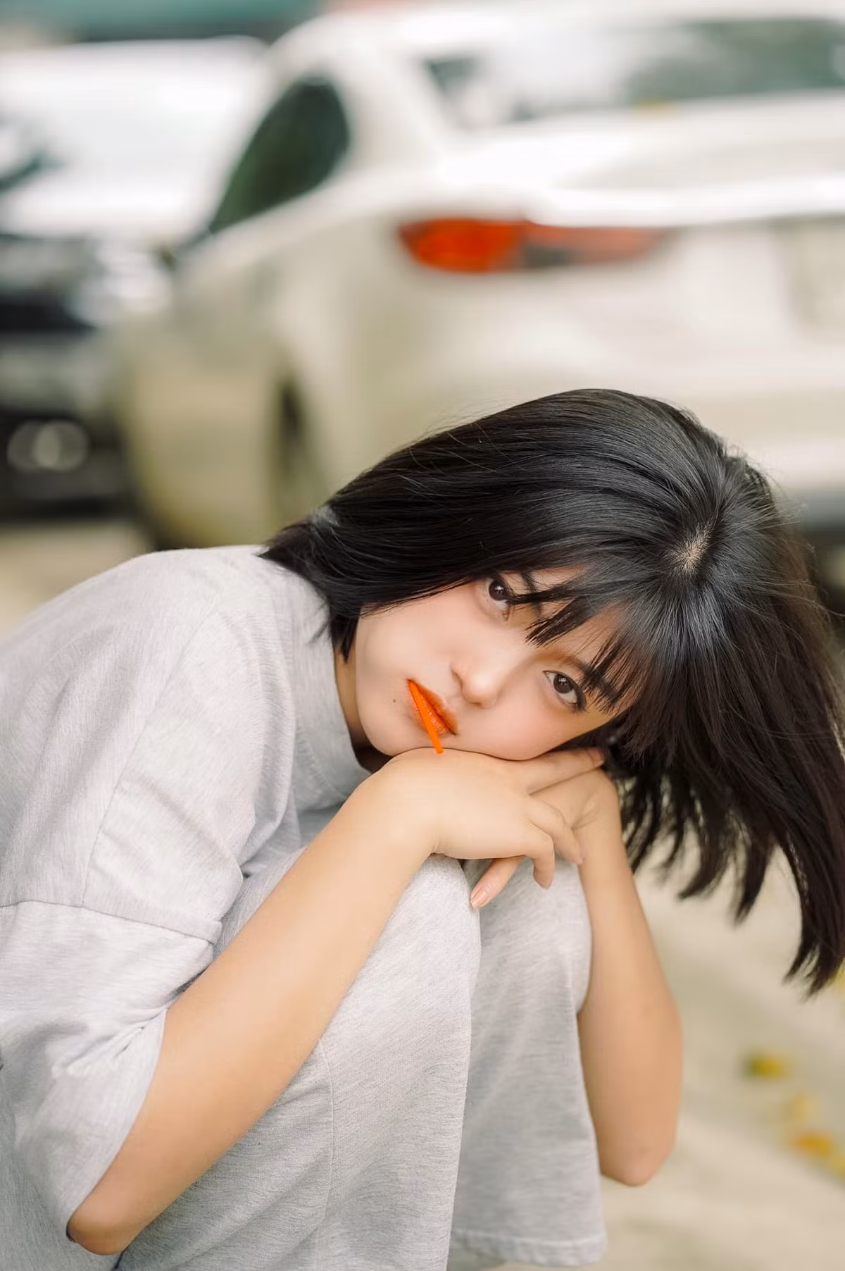 Tại Lào Cai, gái xinh 2K dành thời gian phụ giúp công việc kinh doanh của gia đình và theo đuổi công việc người mẫu ảnh.