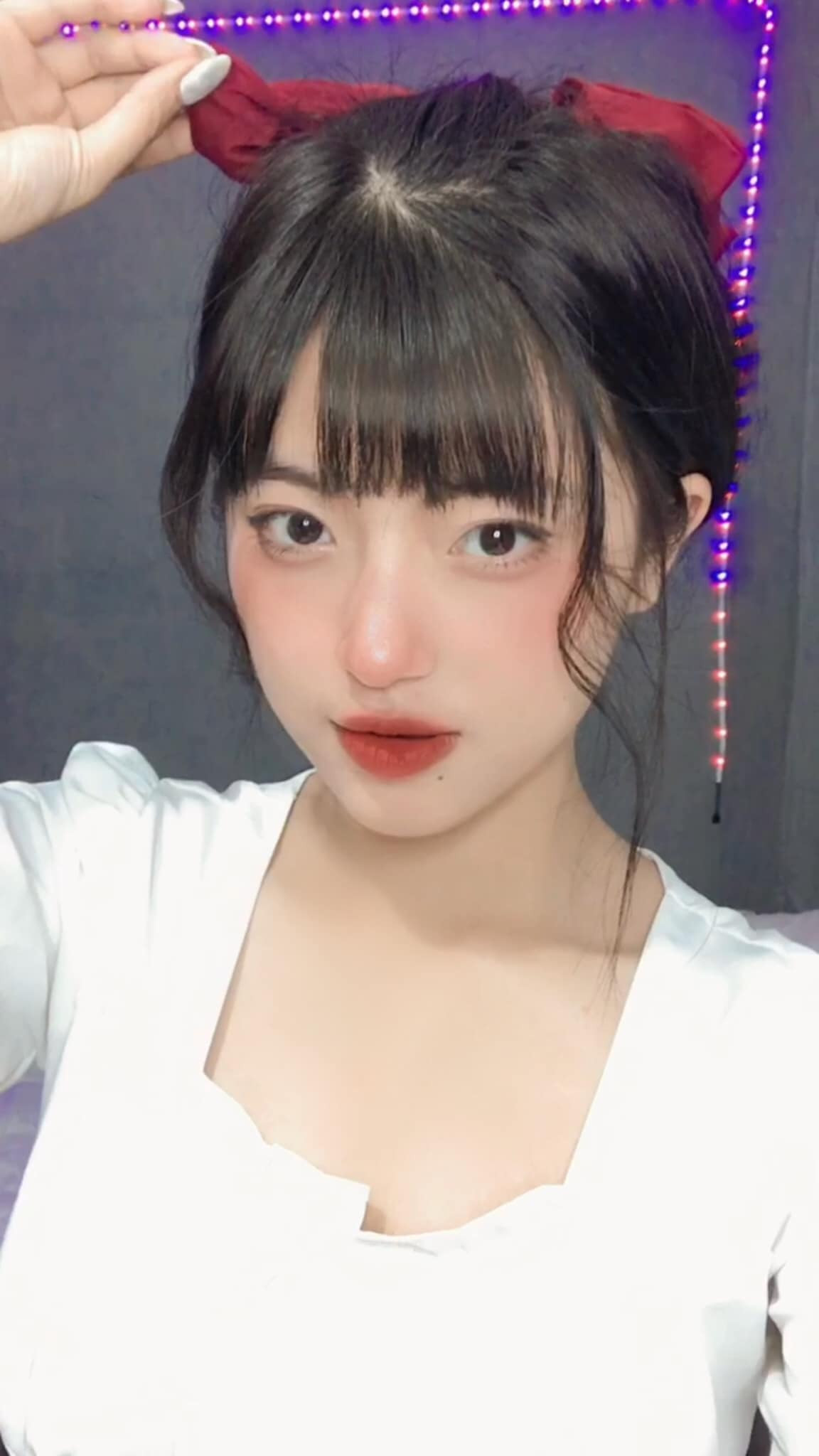 Trước đây, Hương Ly từng chiếm sóng MXH bằng nhan sắc và đặc biệt là làn da trắng ngần của mình khi diện trang phục dân tộc. Ảnh: FBNV