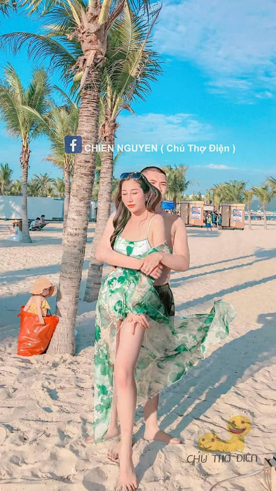 Tuy nhiên, màn nhờ cư dân mạng sửa ảnh này lại đem về một sản phẩm hết sức hài hước dành cho cô gái. Một cao nhân photoshop đã không xoá bỏ 2 chi tiết như cô gái yêu cầu mà giúp cô có thêm một người bạn trai ở bên cạnh. Người đàn ông bế con, nay lại quay sang ôm cô gái, còn đứa trẻ được đặt đứng trong túi đỏ, ngắm nhìn bãi biển.