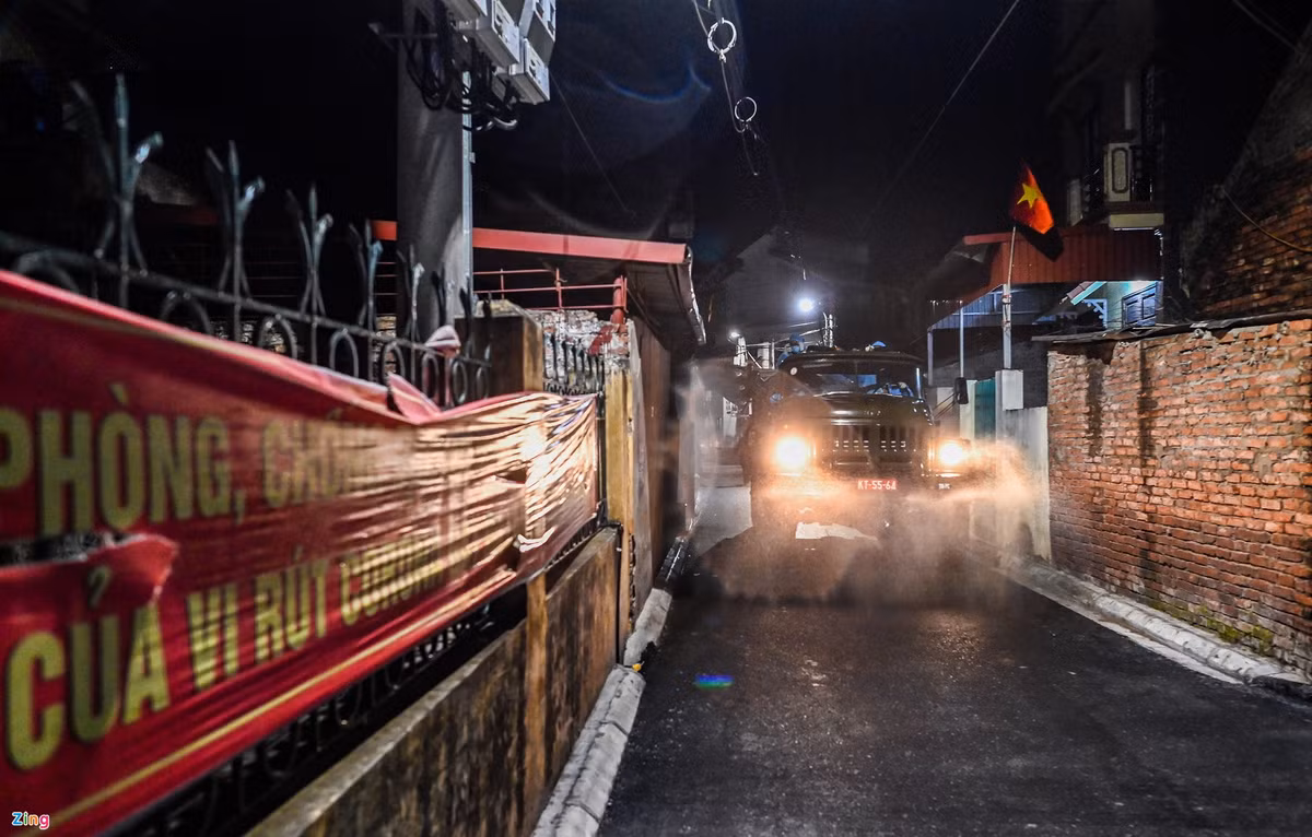 Lệnh phong tỏa, cách ly y tế được UBND huyện Gia Lâm ban hành đối với 4 thôn: Linh Quy Bắc, Linh Quy Đông, Ngổ Ba và Cây Đề (xã Kim Sơn). Diện tích của 4 thôn này khoảng 34,2 ha với 1.634 hộ và 5.538 người. Thời gian cách ly 21 ngày, kể từ 6h ngày 9/5.