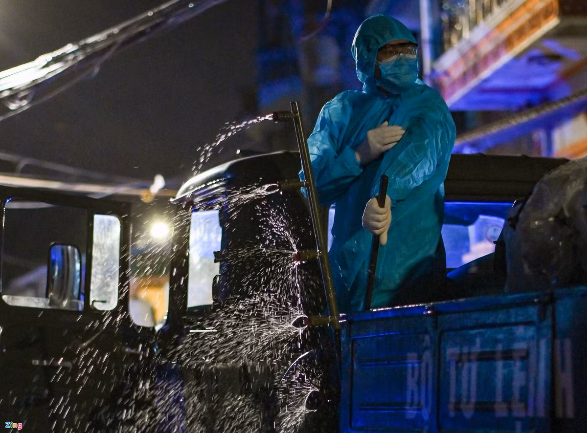 Đến khoảng 23h30, công tác phun khử khuẩn kết thúc. Việc khoanh vùng hiện nay là tạm thời. Thành phố đang gấp rút triển khai xét nghiệm sàng lọc và tiến hành khoanh vùng lại, đảm bảo an toàn nhưng cũng không "đóng băng" cuộc sống của gần 6.000 người dân.