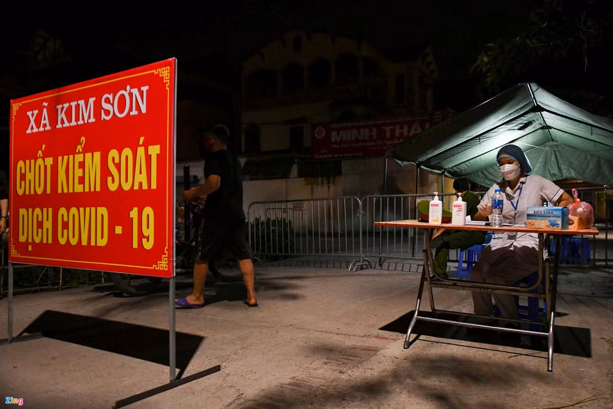 Có 8 chốt kiểm soát tại các thôn Linh Quy Bắc, Linh Quy Đông, Ngổ Ba và Cây Đề (cùng ở xã Kim Sơn, huyện Gia Lâm) được thiết lập. Mỗi chốt được bố trí từ 4-5 người, gồm lực lượng công an, dân quân tự vệ, y tế, thanh niên tình nguyện... chia 3 ca trực 24/24 giờ.