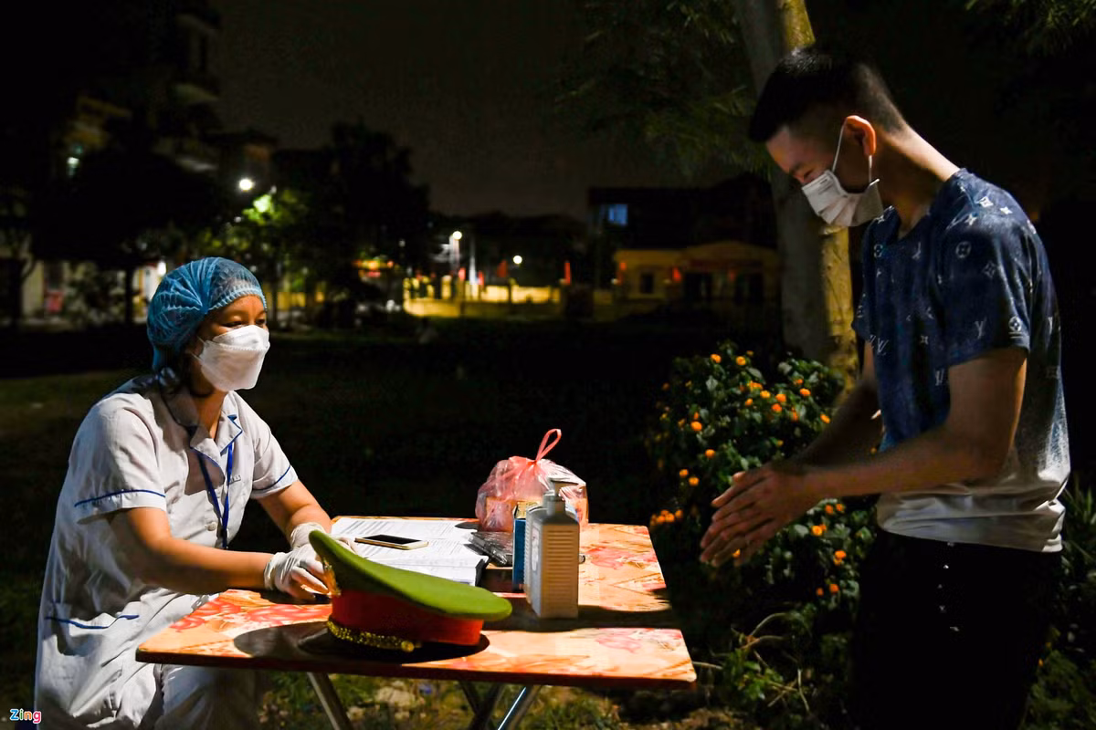 Con đường chính dẫn vào thôn Linh Quy Bắc được lực lượng chức năng chốt chặn, lập hàng rào. Người dân muốn trở về nhà phải khai báo y tế, kiểm tra thân nhiệt và chấp hành cách ly 21 ngày.