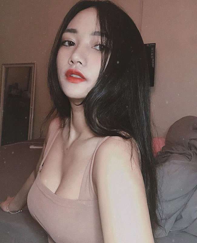 Dạ Thảo của hiện tại trở thành hot girl có ngoại hình gợi cảm chẳng kém người đẹp nào. Cô sở hữu làn da căng mọng và thân hình đẹp như tượng tạc.