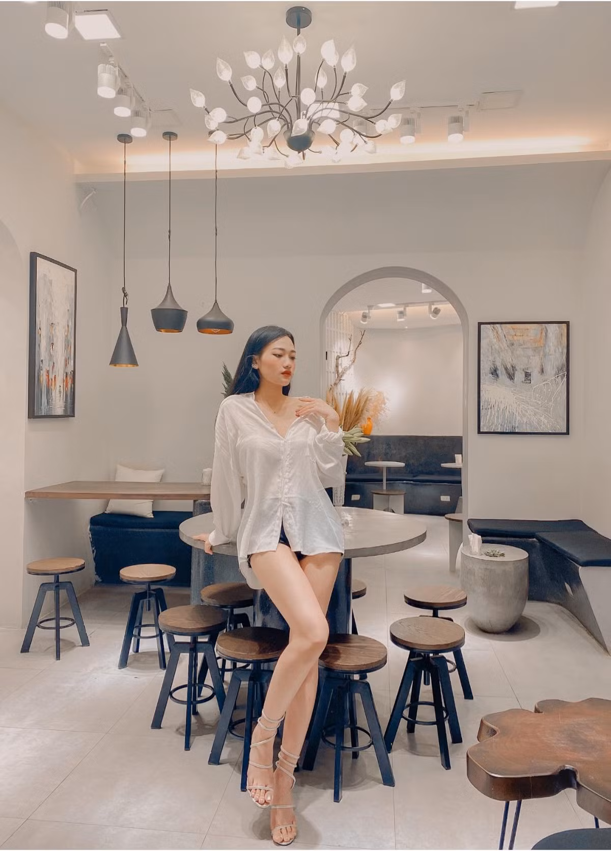 Được biết, số đo ba vòng của Dạ Thảo lần lượt là 90-59-92. Đây là vóc dáng chuẩn mà mọi cô gái đều mong muốn có được.