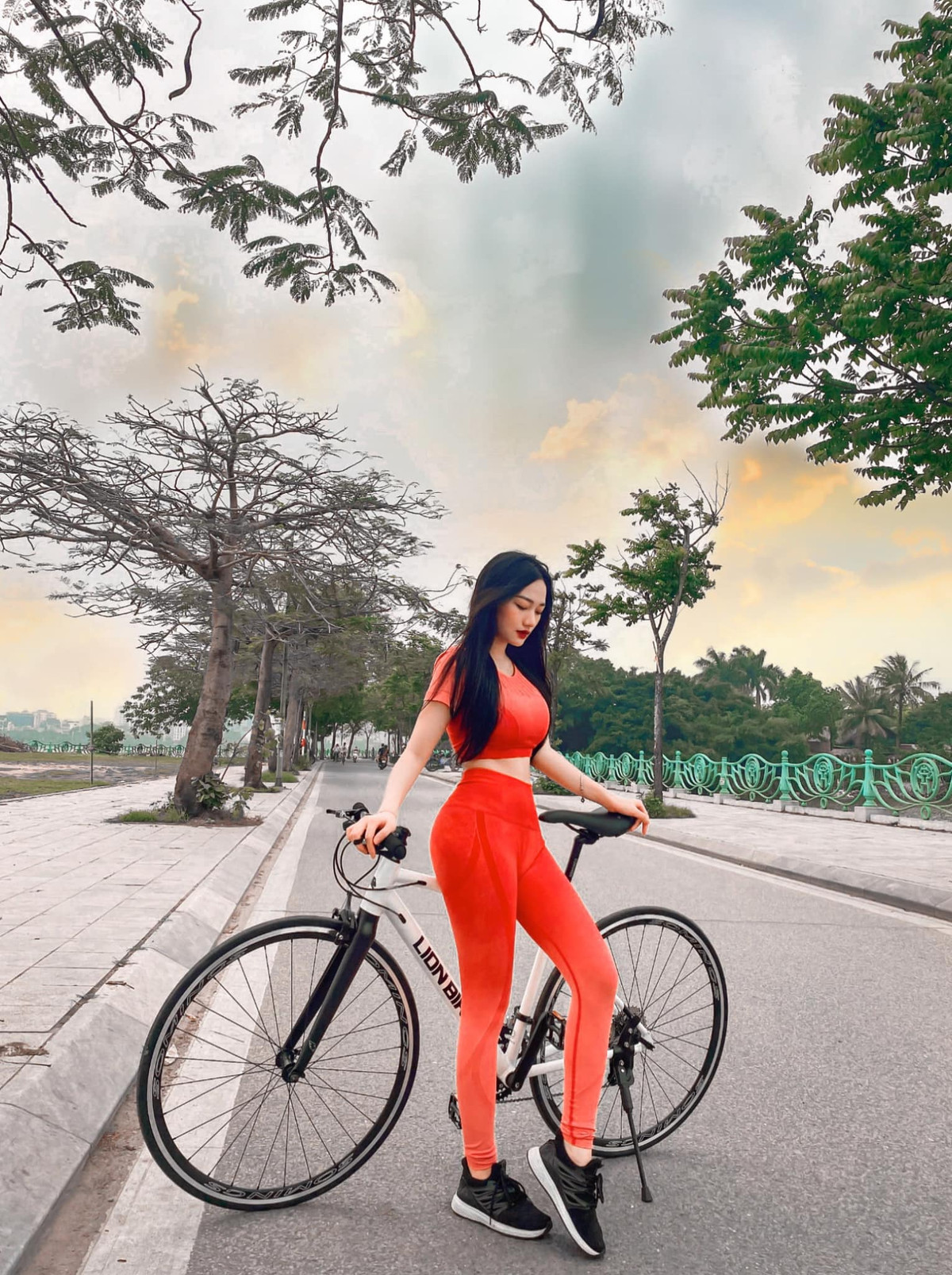 Quá trình "dậy thì thành công" của hot girl 9x nhanh và ngoạn mục đến mức khiến người ta phải nghi ngờ cô từng trải qua phẫu thuật thẩm mỹ.