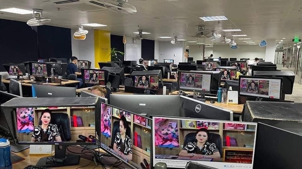 Biết rằng đây chỉ là hình ảnh chế lại từ cư dân mạng, nhưng mỗi khoảnh khắc "hóng biến" như xem thần tượng đã thu hút sự quan tâm cực lớn. Ảnh: Tổng hợp