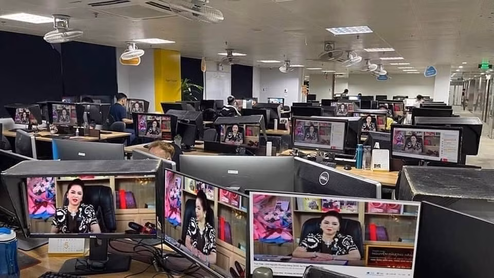 Biết rằng đây chỉ là hình ảnh chế lại từ cư dân mạng, nhưng mỗi khoảnh khắc "hóng biến" như xem thần tượng đã thu hút sự quan tâm cực lớn. Ảnh: Tổng hợp