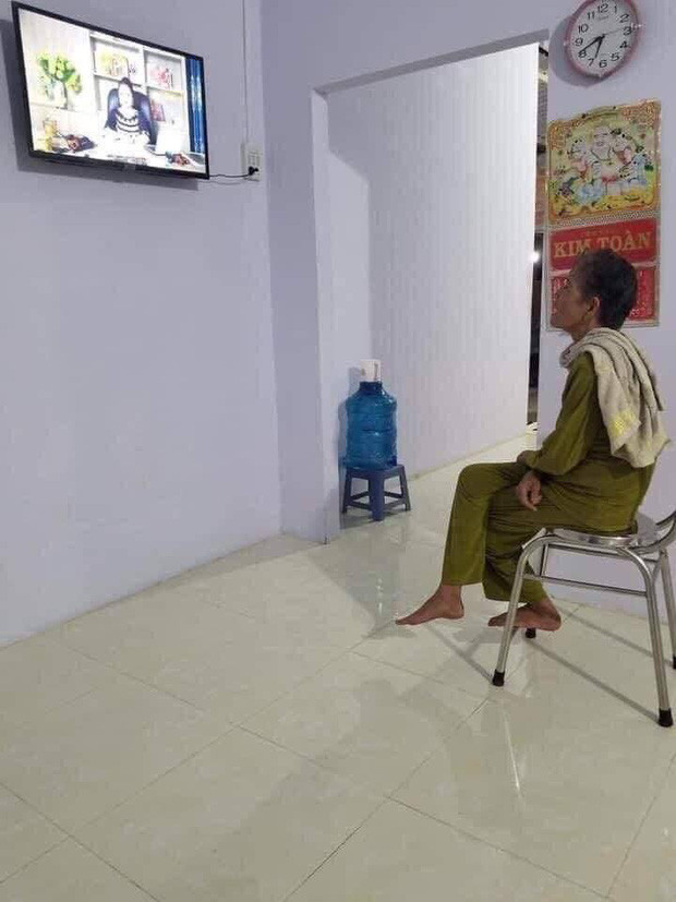 Đúng hẹn vào lúc 18h30', bà Phương Hằng lên sóng livestream, số người xem tăng lên theo cấp số nhân.