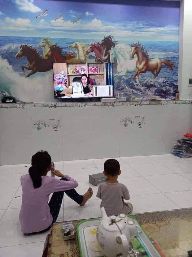 Chỉ trong vòng 20 phút bà Phương Hằng nói về những thông tin liên quan 1 nghệ sĩ, lượng người xem trực tiếp lên tới hơn 300.000 người.