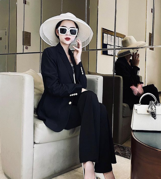 So với thời mới tập tành làm con gái, Tường Vi giờ đây xinh đẹp và nóng bỏng khiến những cô gái chính hiệu cũng phải ngưỡng mộ.