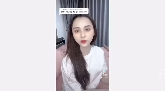 Mới đây, người đẹp gây chú ý khi có phát ngôn về đại gia giống với phát ngôn trước đây của "nữ hoàng nội y" Ngọc Trinh. Theo đó, cô nàng thẳng thắn chia sẻ: "Thì đúng rồi em, thời buổi kinh tế khó khăn, dịch bệnh COVID-19 nữa. Em nghĩ đi, những người như chị không cặp đại gia thì lấy gì mà sống. Không những chị cặp một người đâu em, chị cặp tới 2 người lận, vậy mới đủ sống, đủ chi tiêu mỗi tháng".