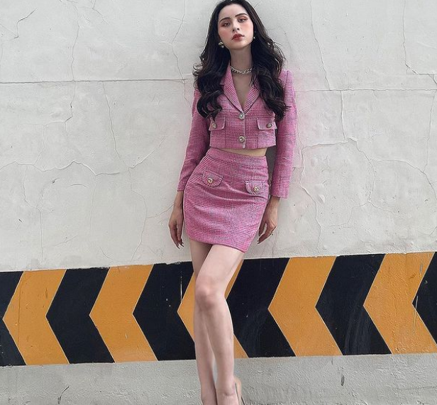 Tường Vi thu hút sự chú ý của nhiều người bởi câu chuyện bỏ nhà đi từ năm 17 tuổi, quyết sống thật với giới tính của mình.