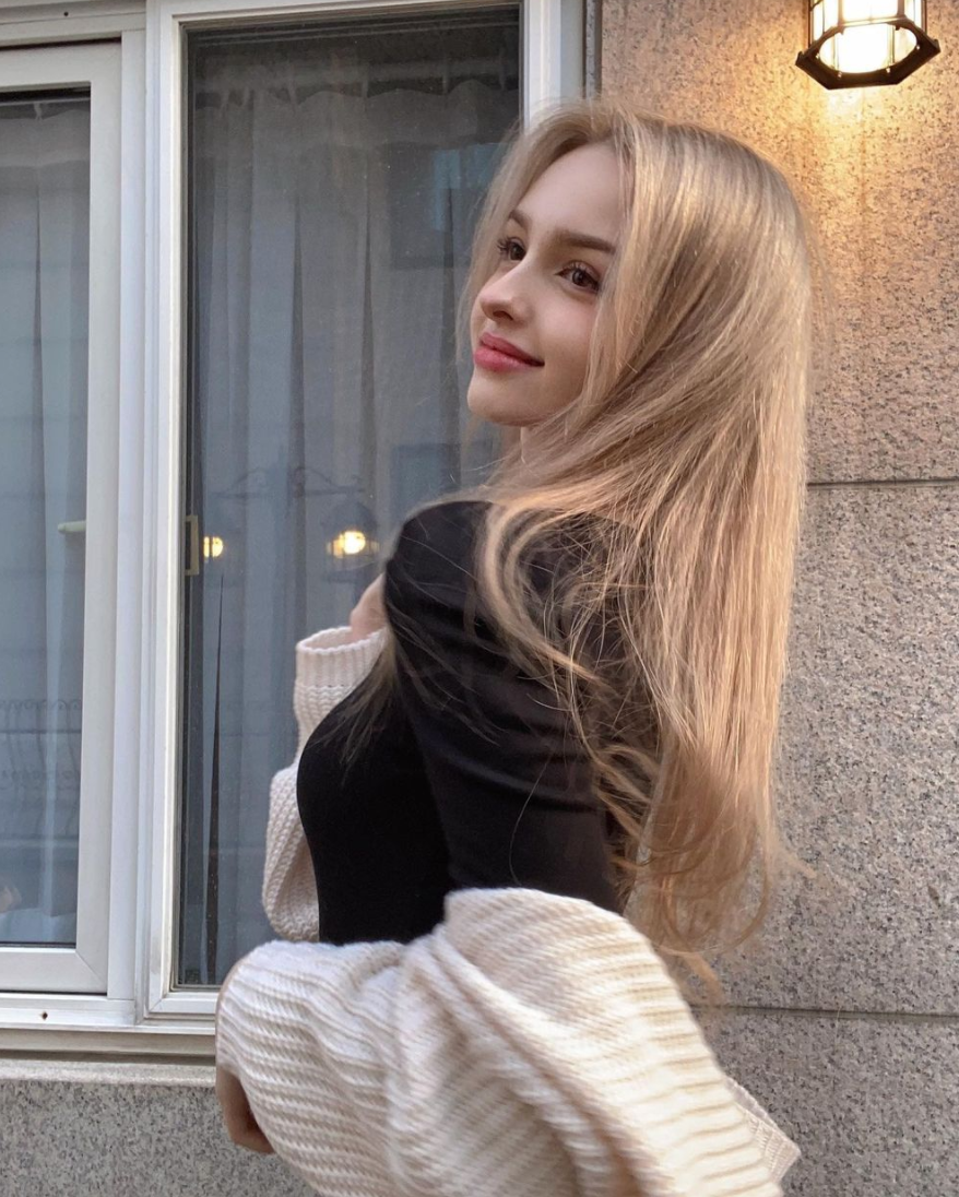 Ngoại hình hoàn hảo của Elina cũng khiến cô vướng nghi vấn phẫu thuật thẩm mỹ. Tuy nhiên, cô gái này khẳng định nhan sắc của cô không hề có sự can thiệp "dao kéo".