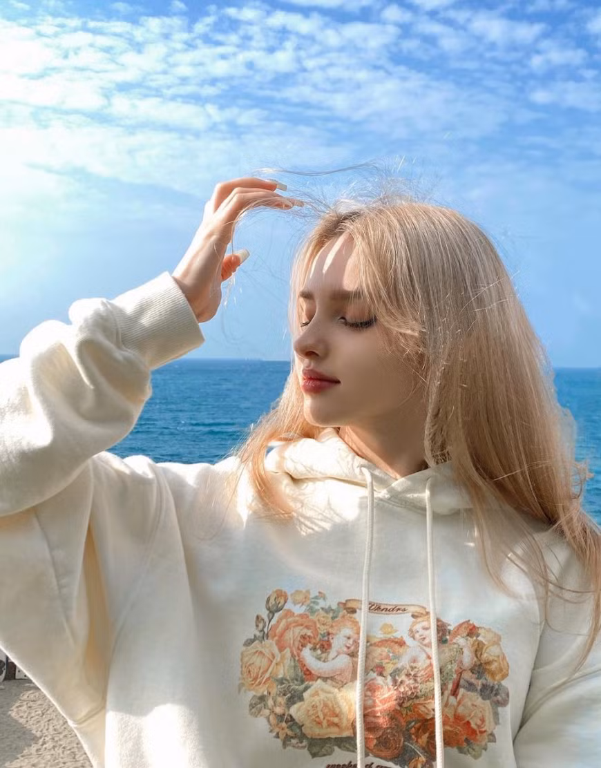 Mỹ nhân Uzbekistan thừa hưởng vẻ đẹp lai từ hai dòng máu Nga và Uzbekistan. Hiện cô đang sống và làm việc tại Hàn Quốc.