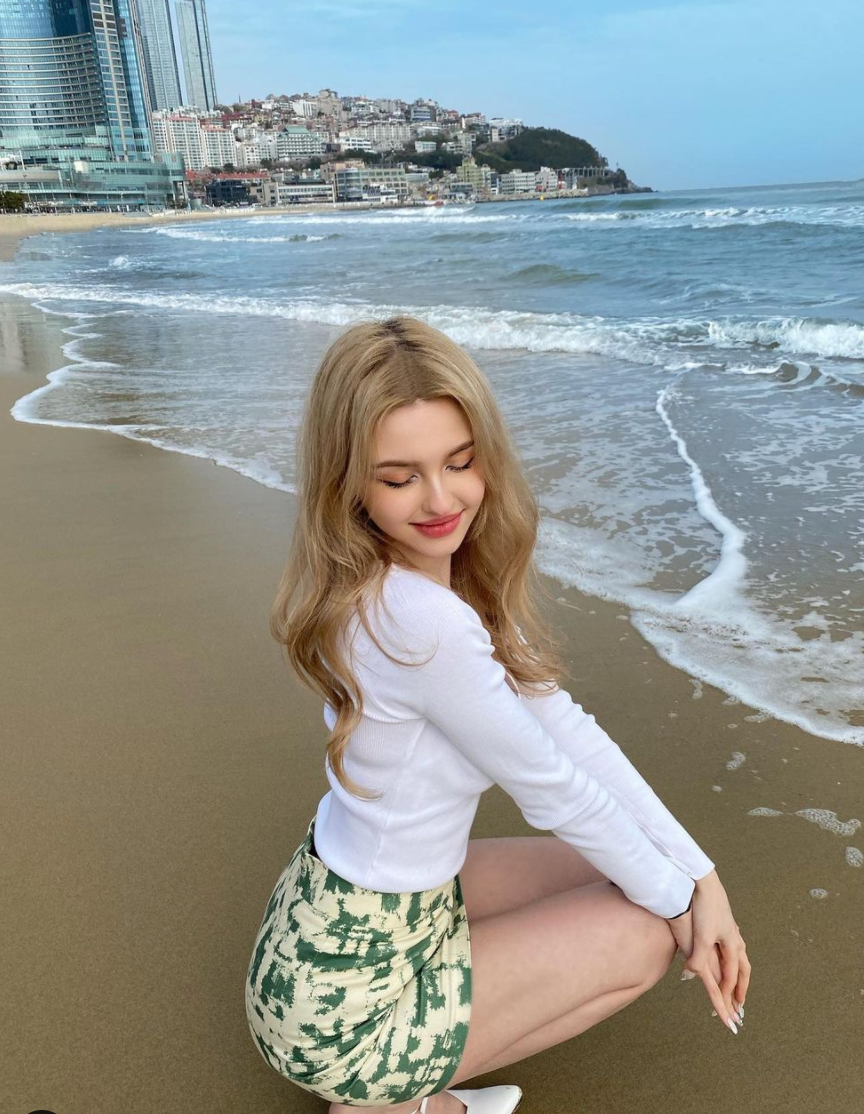 Ngoài sở hữu nhan sắc xinh đẹp, body chuẩn, cô gái 23 tuổi còn có thể nói 4 thứ tiếng: Nga, Hàn, Nhật, Anh.