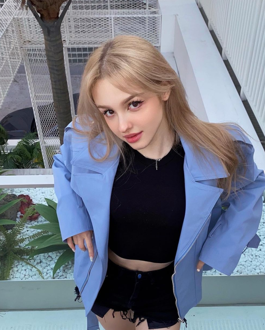 Elina biết cách để "gieo thương nhớ" cho fans hâm mộ với những hình ảnh, phong cách đúng chuẩn ulzzang Hàn.