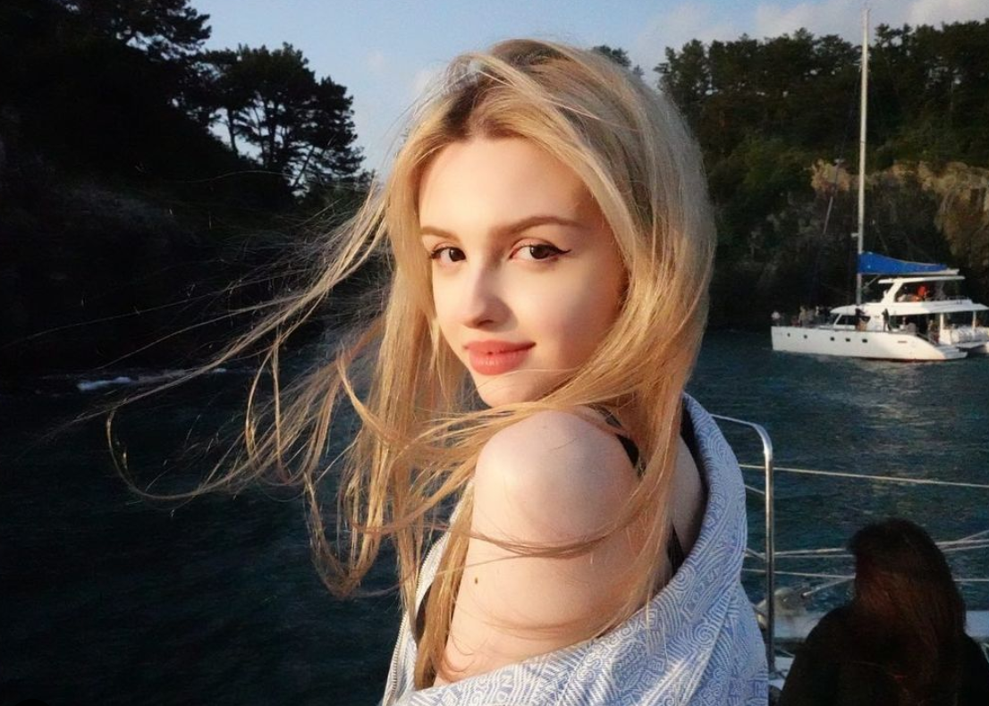 Hot girl lai Nga - Uzbekistan từng được cộng đồng mạng quan tâm khi cover hit Way back home của ca sĩ Shaun.