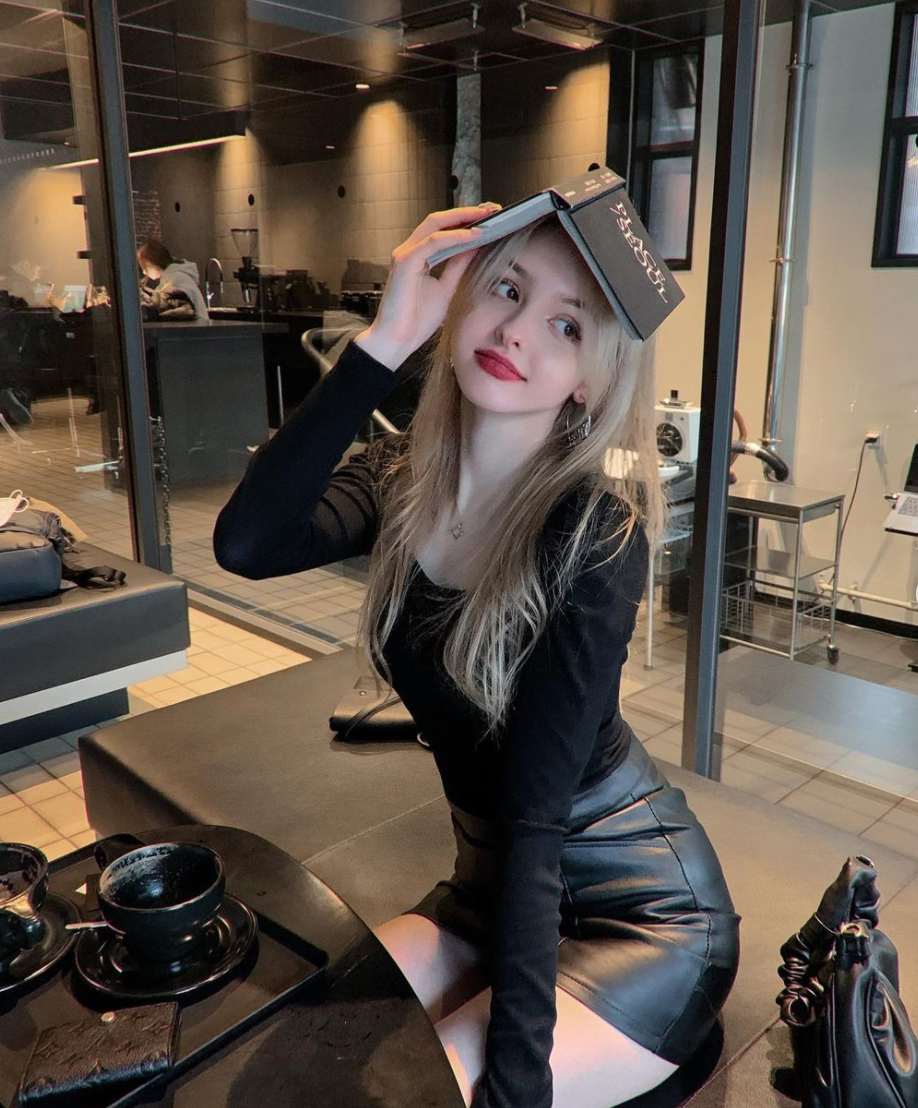 Với độ nổi tiếng của mình, hiện tại Elina đang sở hữu 1,7 triệu lượt theo dõi trên Instagram và kênh Youtube thu hút gần 650.000 lượt đăng ký.