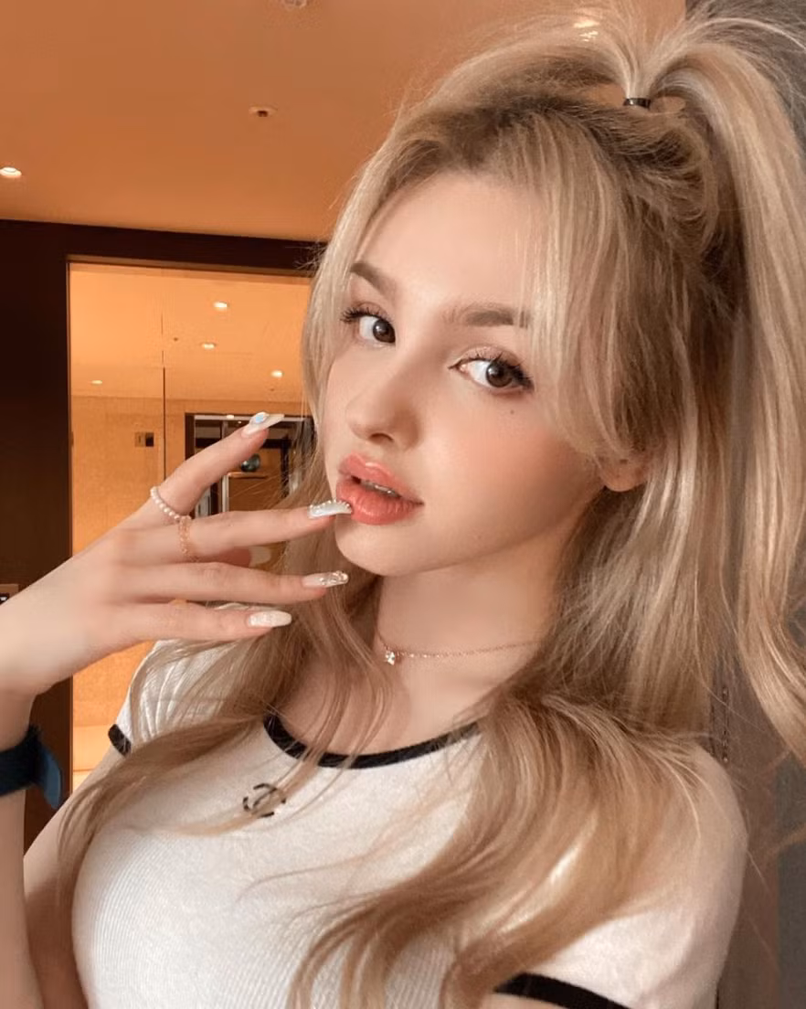 "Bông hồng lai" được nhiều người nhận xét có nét giống diễn viên Anne Hathaway trong bộ phim The Princess Diaries.